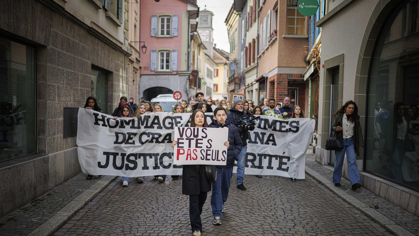 Il tributo alle vittime di Crans-Montana: "Non siete soli"