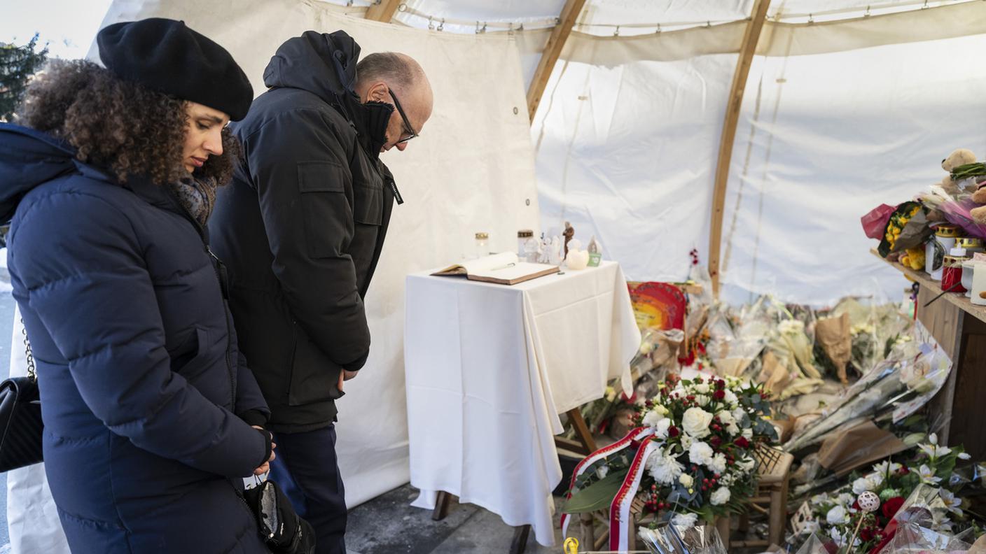 Martin Pfister e la figlia Fabiola al memoriale delle vimme a Crans-Montana