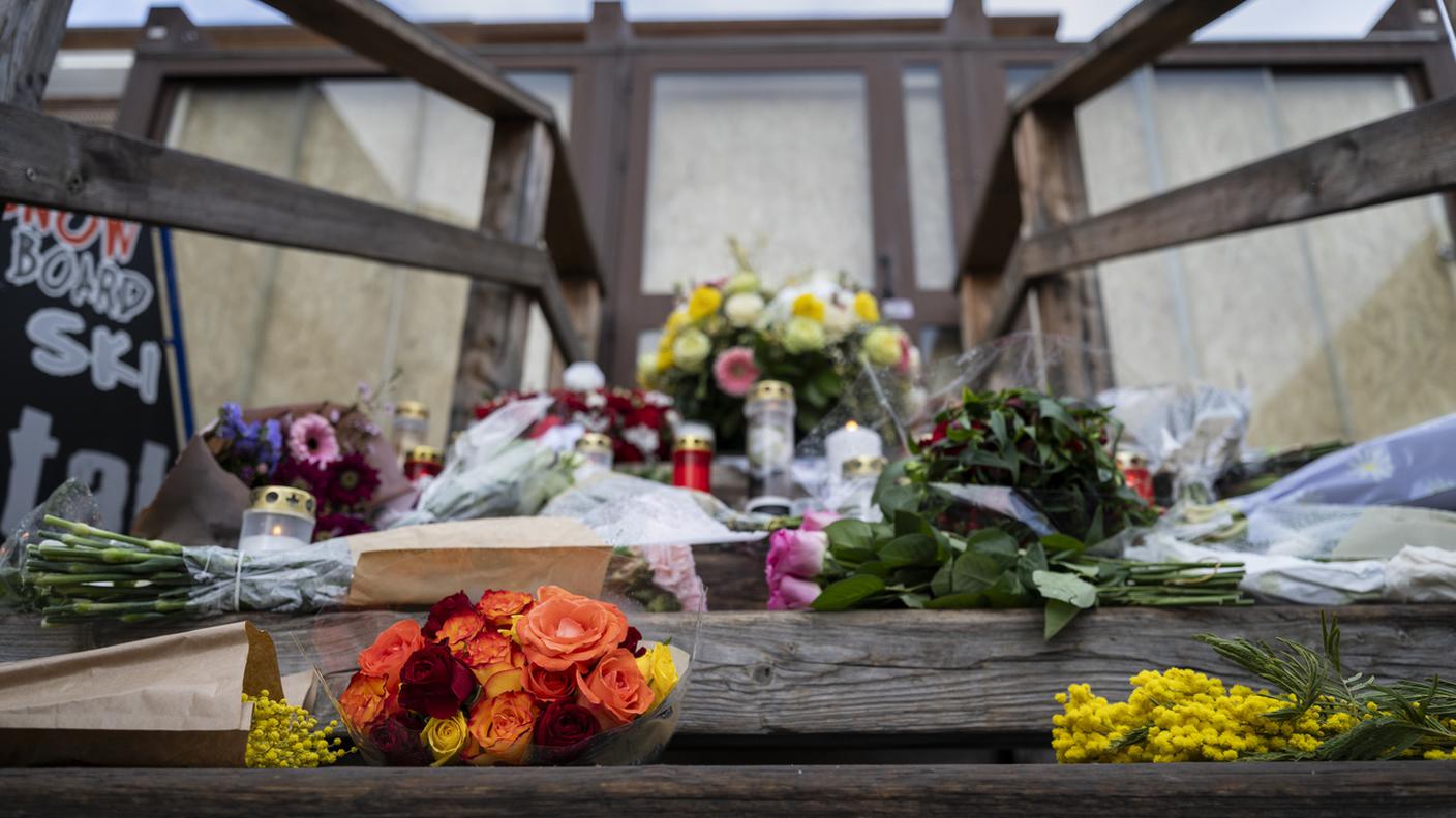 Nel villaggio di Crans-Montana in lutto, messaggi, candele e fiori continuano ad aumentare
