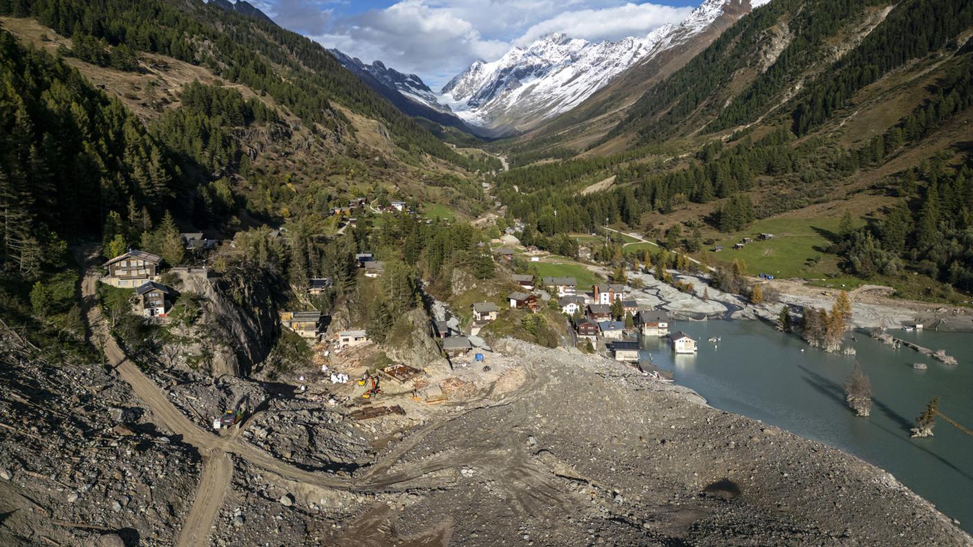 Una foto del 30 settembre 2025 mostra la distruzione causata dalla frana del 28 maggio 2025 a Blatten