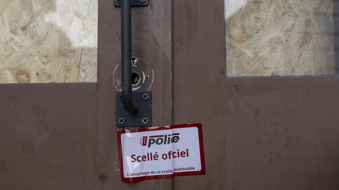 Il sigillo delle autorità sull'ingresso del bar "Le Constellation" a Crans-Montana