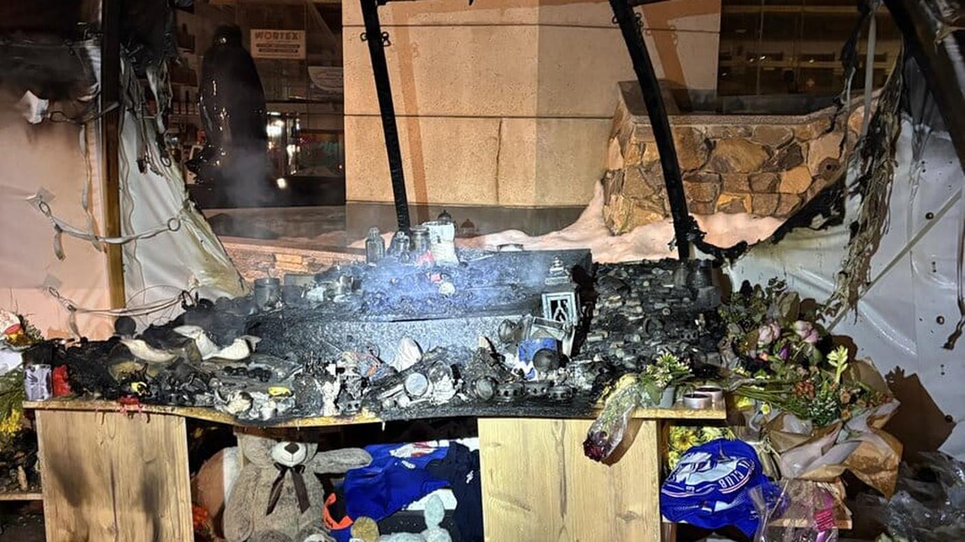 Il memoriale dopo l'incendio