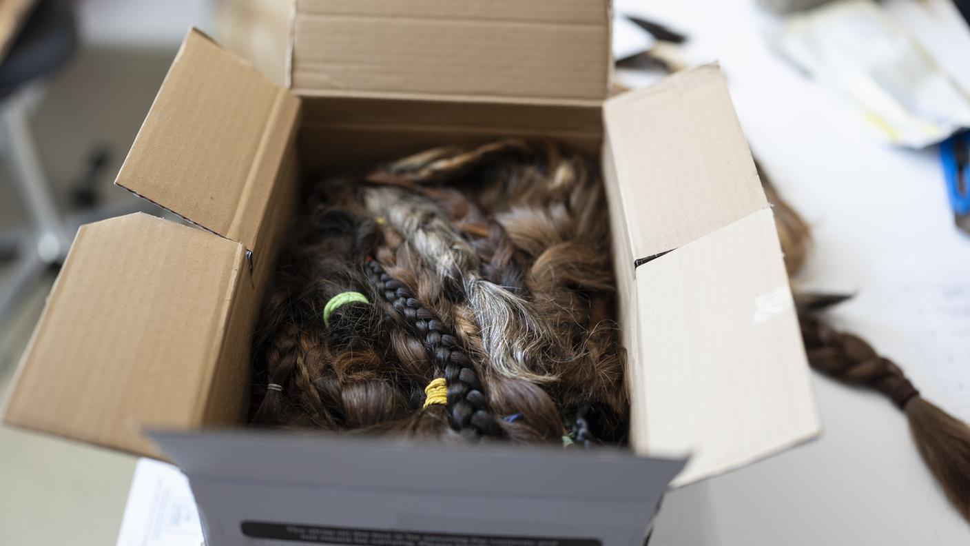Una delle scatole arrivate per posta dal nord Italia con 1,3 chilogrammi di capelli donati a beneficio delle vittime dell'incendio nel bar di Crans-Montana