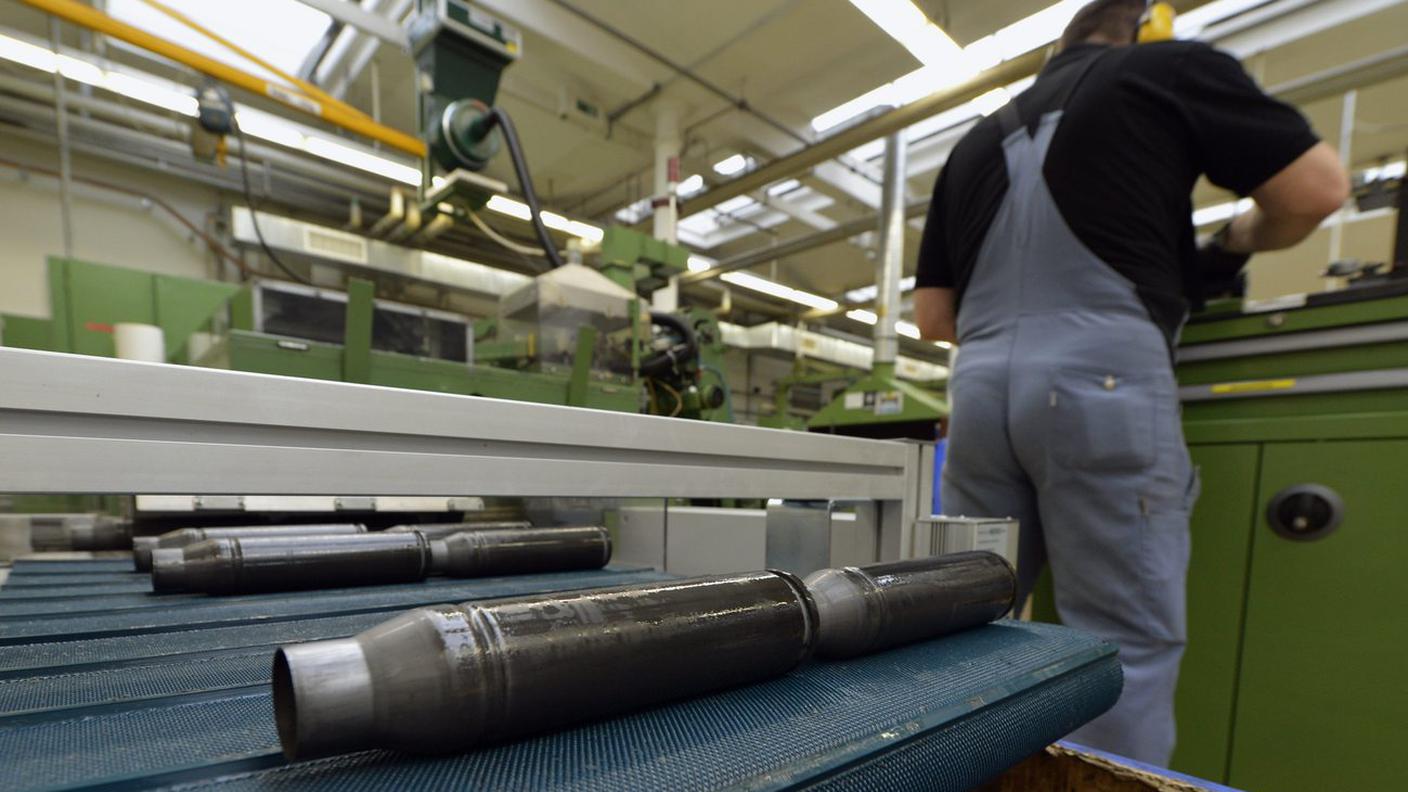 Il Parlamento ha vietato la vendita di armi a Paesi in guerra nel 2021. Nel 2024 gli armamenti rappresentavano lo 0,7% delle esportazioni svizzere