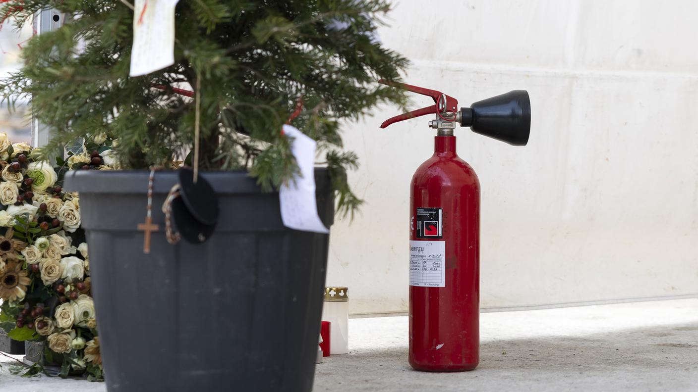 Un estintore nei pressi del memoriale dove domenica c'è stato un incendio