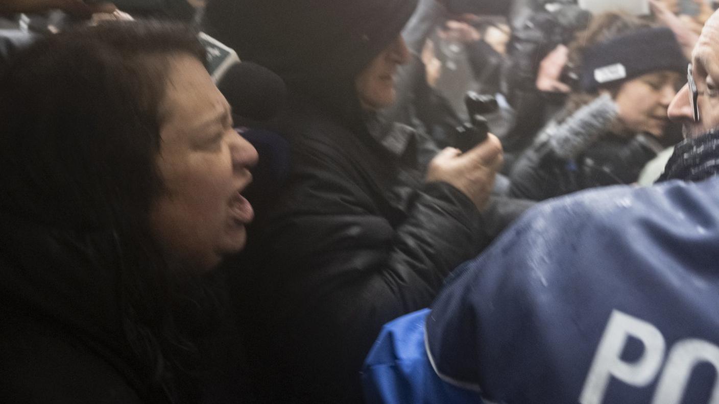 L'arrivo di Jacques Moretti scortato dalla polizia