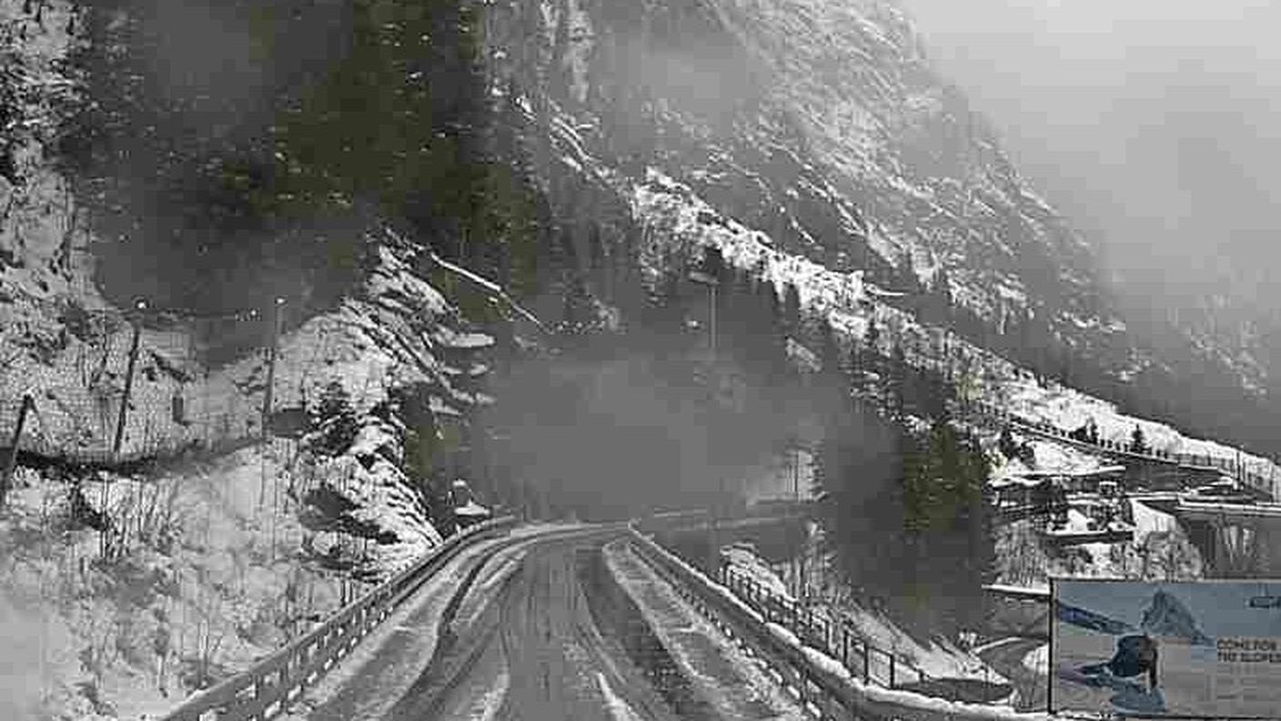 La strada bloccata dalla slavina