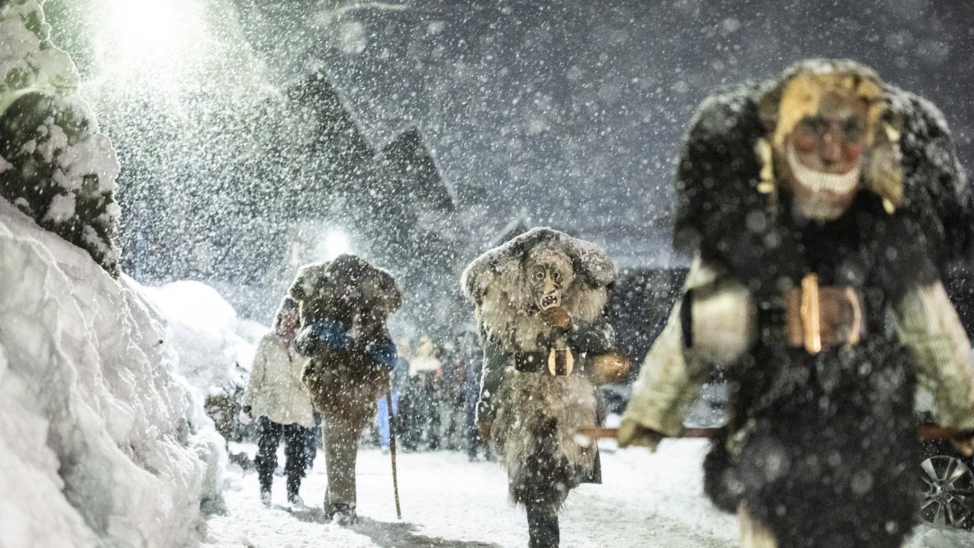 Le tradizionali figure carnevalesche hanno sfilato sotto una fitta nevicata