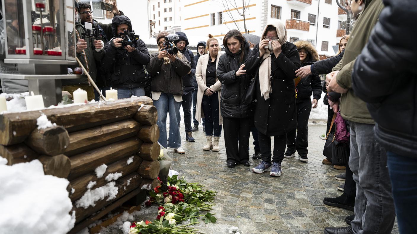 Le famiglie omaggiano i 41 morti e i 115 feriti di Capodanno