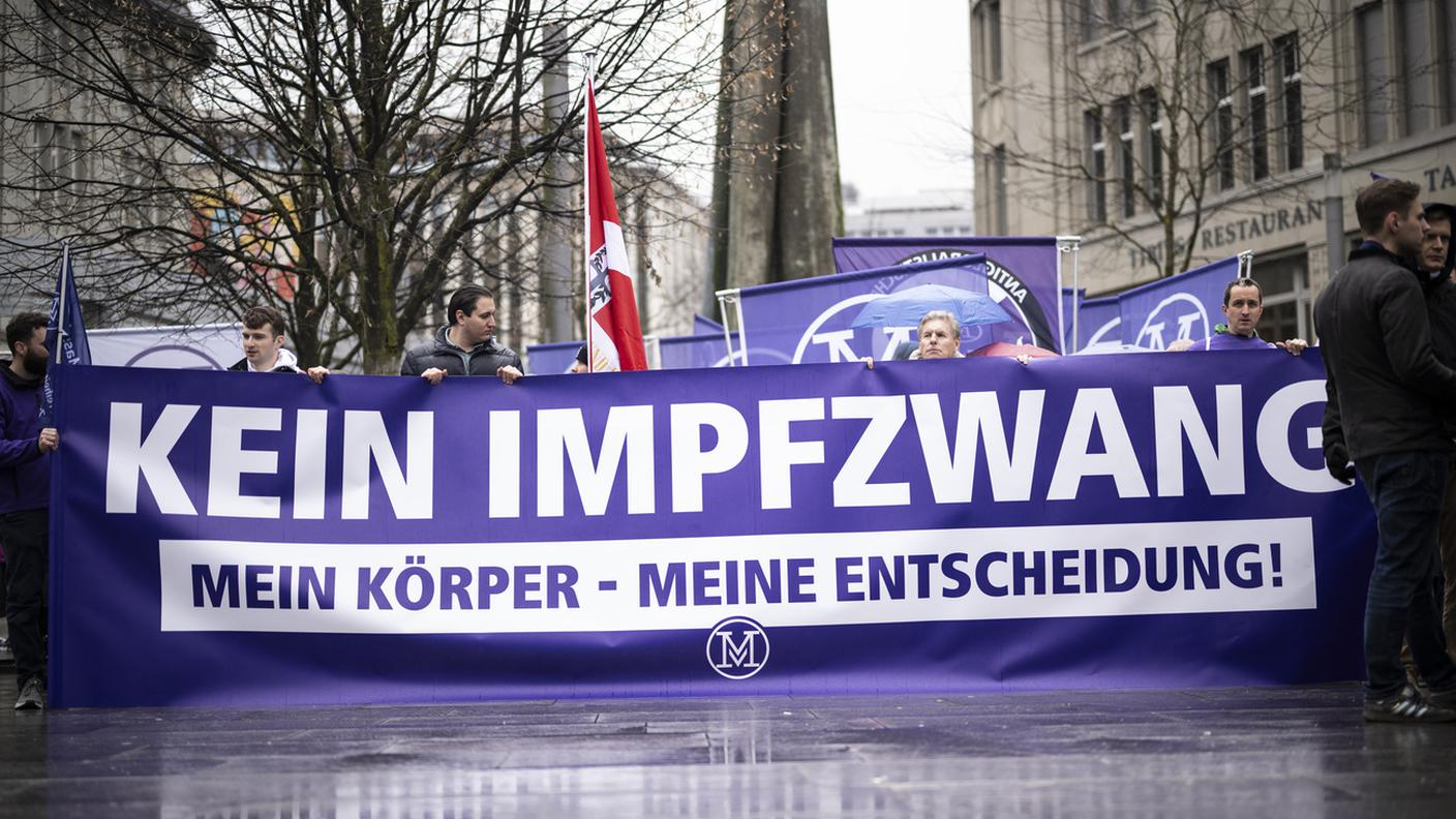 I manifestanti di Mass-Voll sfilano con lo slogan "il mio corpo - la mia scelta"