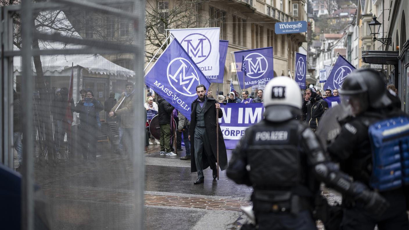 Nicolas Rimoldi, presidente di Mass-Voll, guida i manifestanti, impugnando un'alabarda