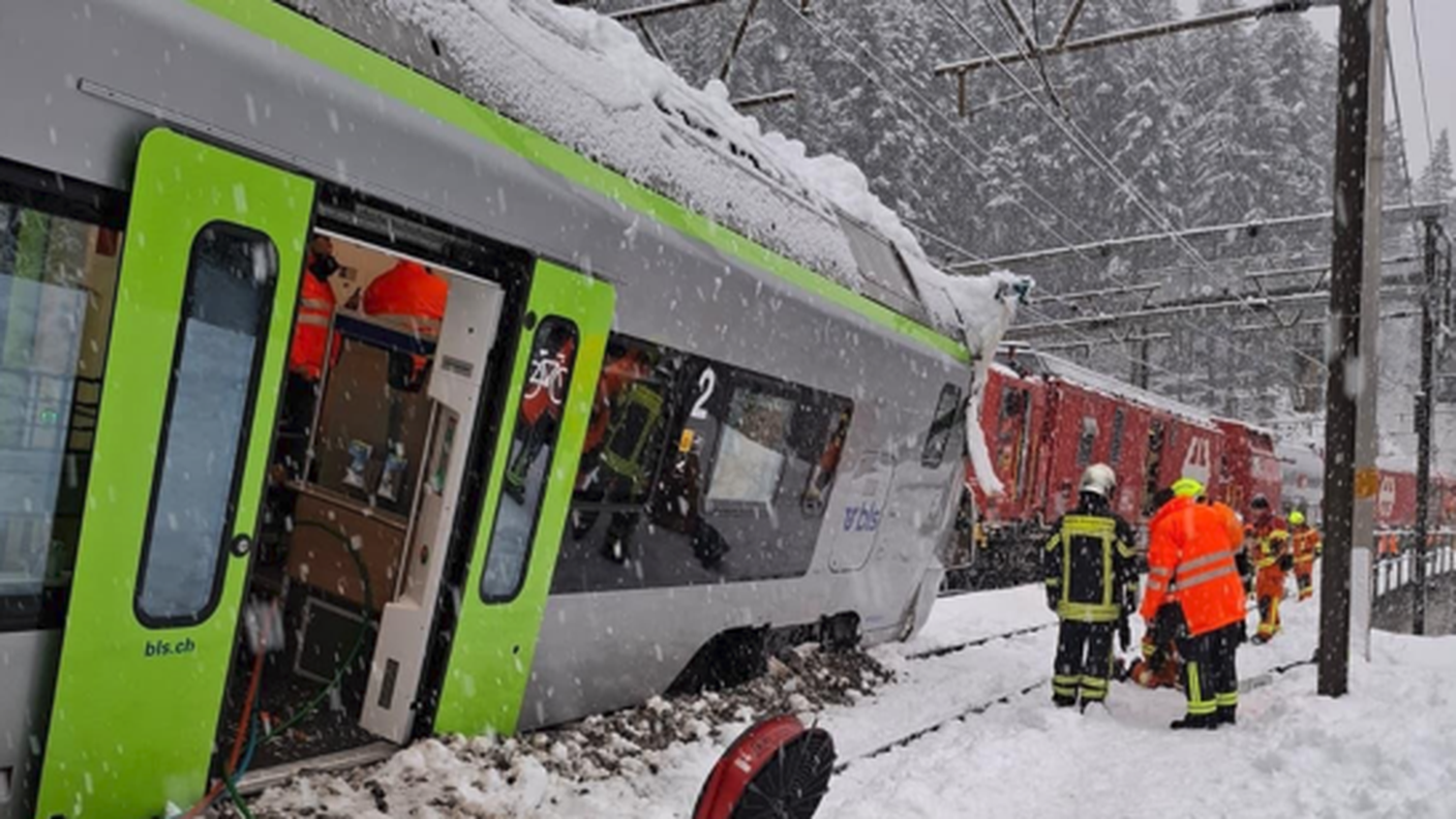 Stando ai primi elementi d’indagine, una slavina potrebbe aver attraversato i binari poco prima del transito del treno