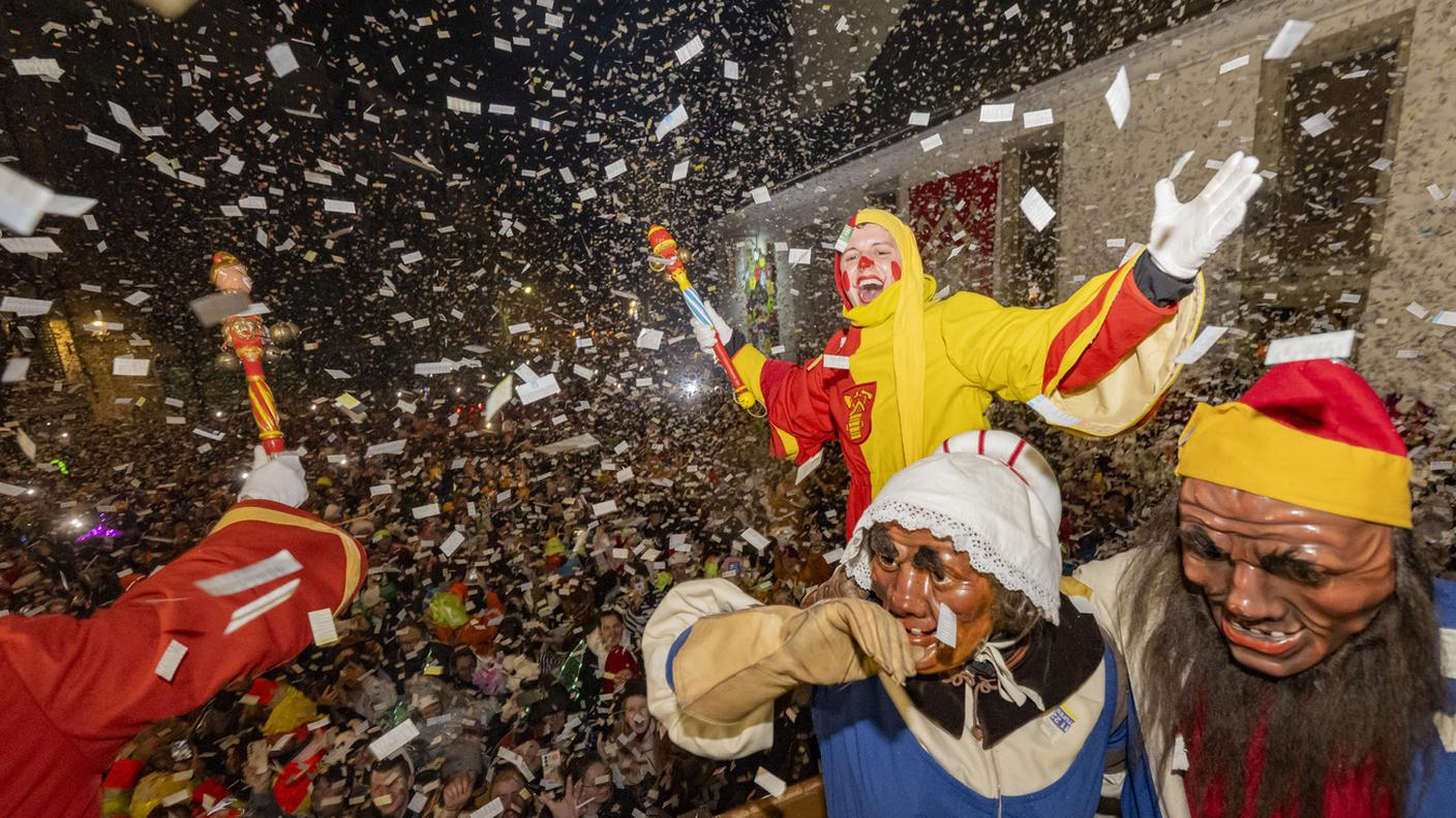 Il carnevale a Lucerna nei giorni scorsi, sotto una pioggia di coriandoli
