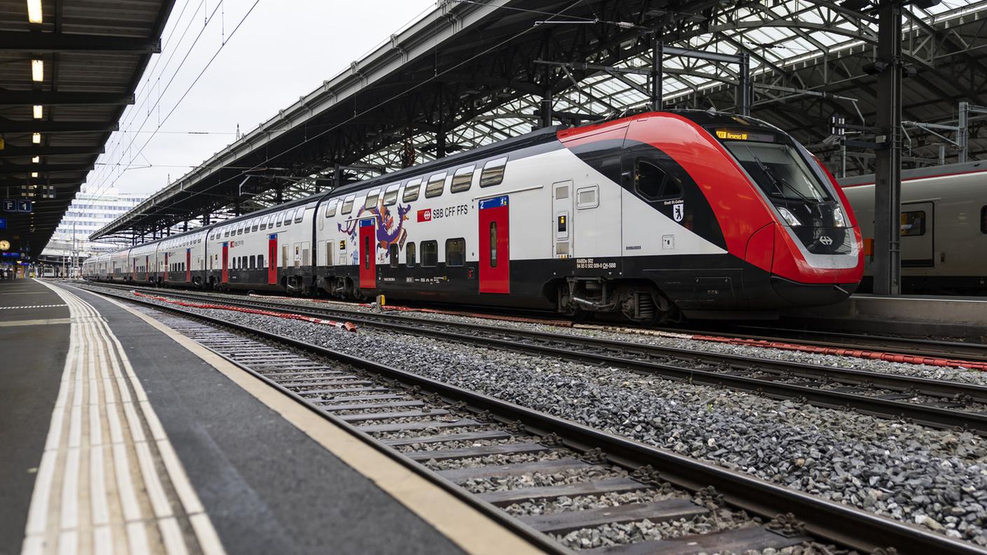 Un treno fermo alla stazione di Losanna a causa dell'incendio dei cavi provocato dai tifosi