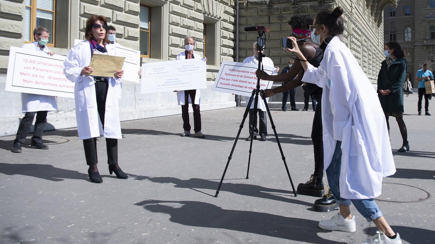I medici dell'associazione umanitaria all'atto della consegna delle firme