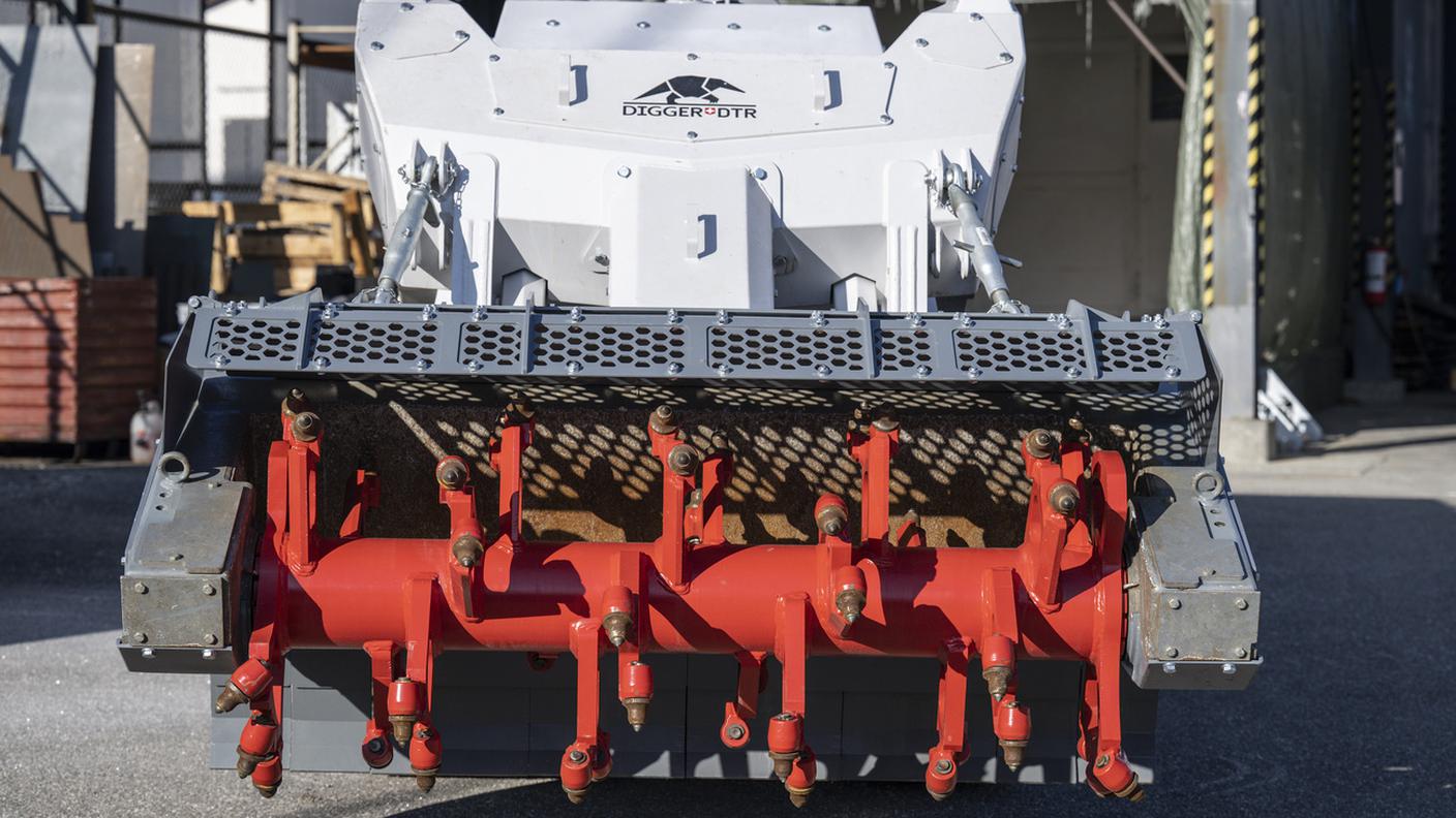 Un mezzo per lo sminamento inviato in Ucraina nel 2023