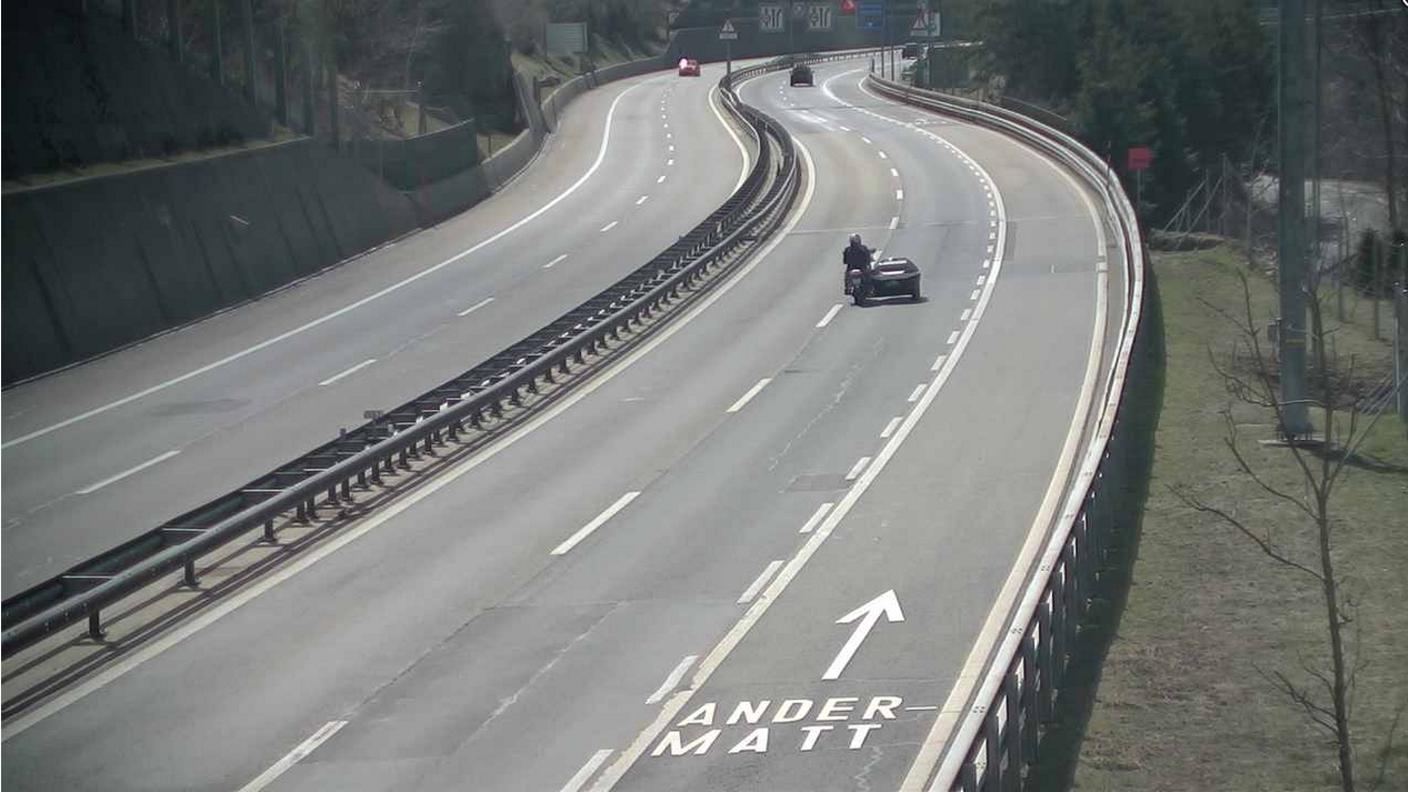 Le rampe verso il portale urano del tunnel del San Gottardo percorse solo da pochi veicoli