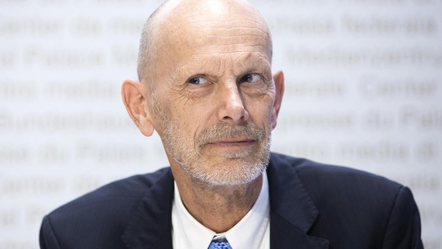 La personalità rigorosa di Koch regala pure momenti "leggeri" come il tampone al coniglio pasquale