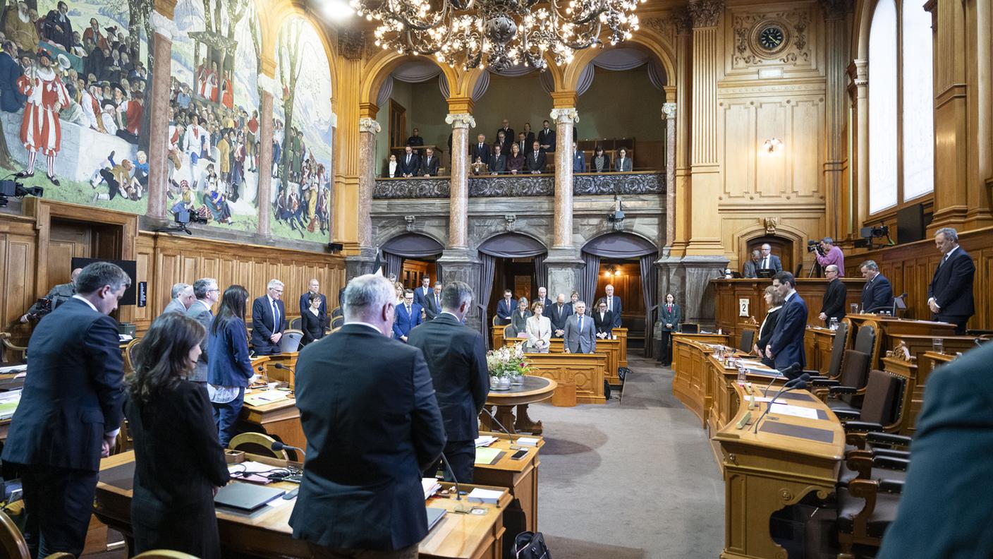 I membri del Consiglio degli Stati osservano un minuti di silenzio per le vittime dell'incendio di  Crans-Montana