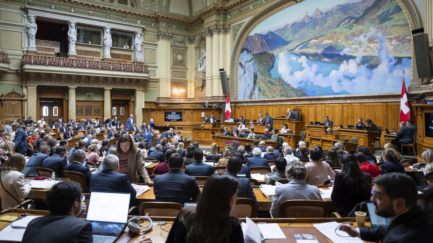 Il dibattito sui tagli è durato dodici ore