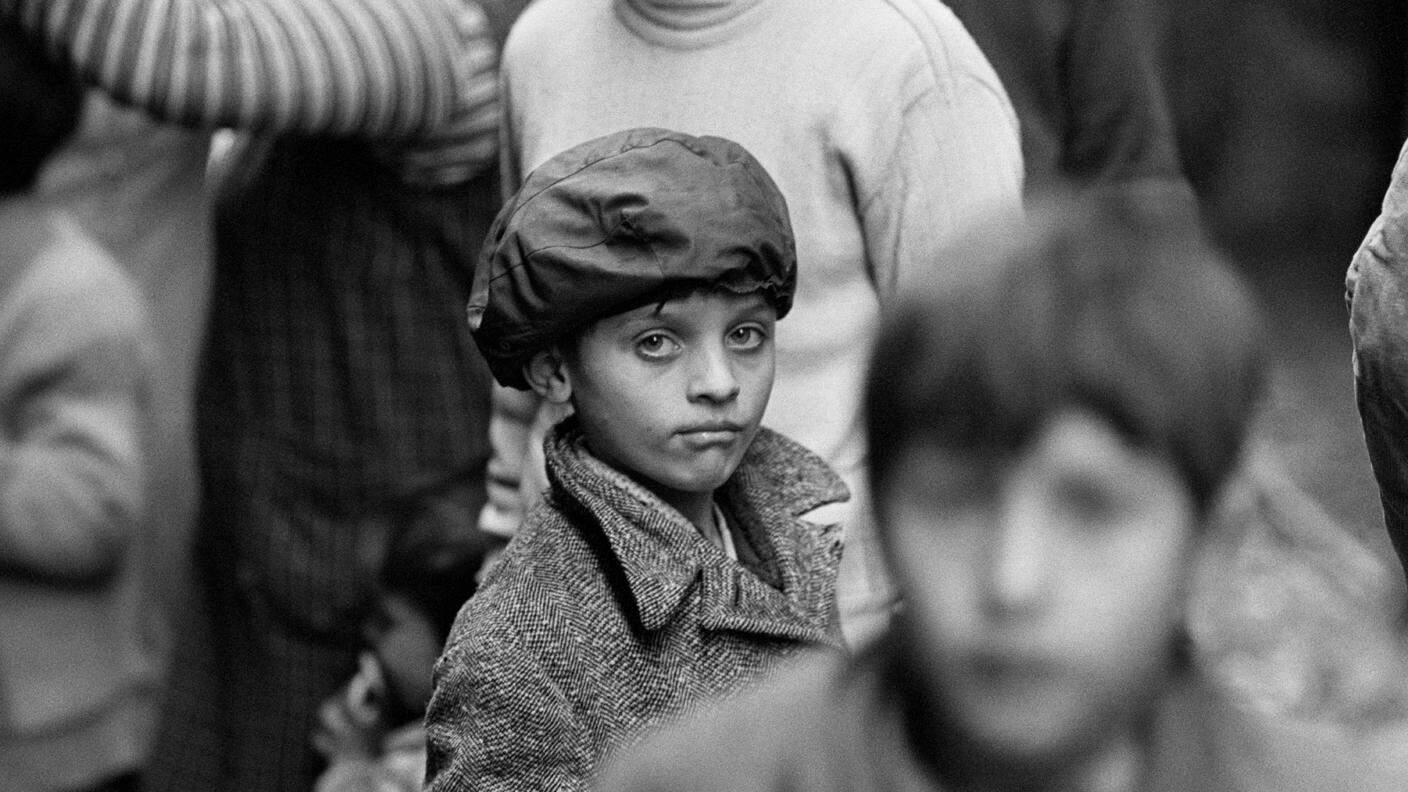 L'intensità dello sguardo di un bambino fra i rioni di Pozzuoli, in una fotografia del 1970 