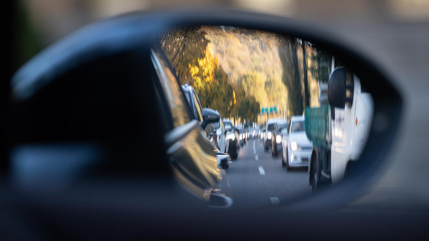Auto in coda sulla strada cantonale a Manno.