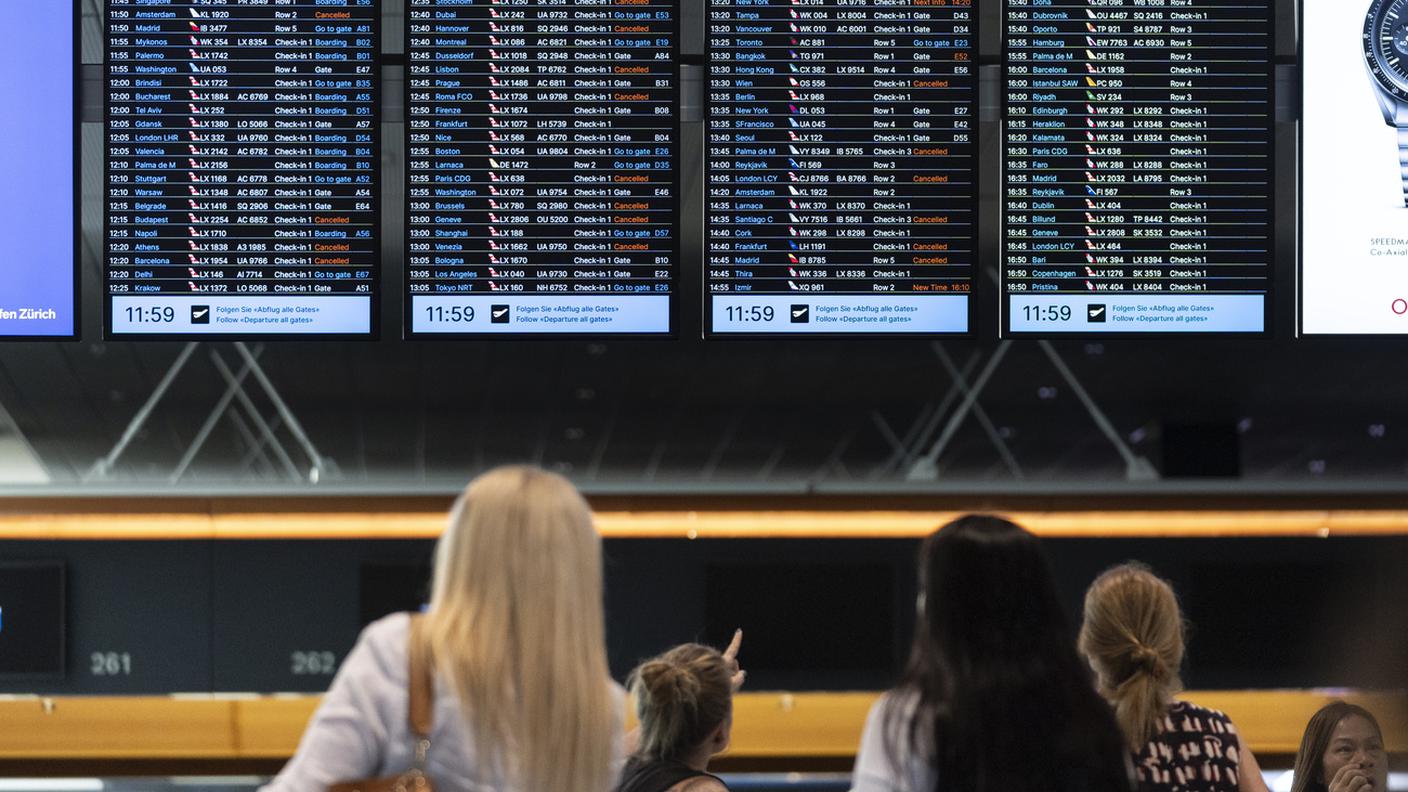 Bacheca con gli orari dei voli.