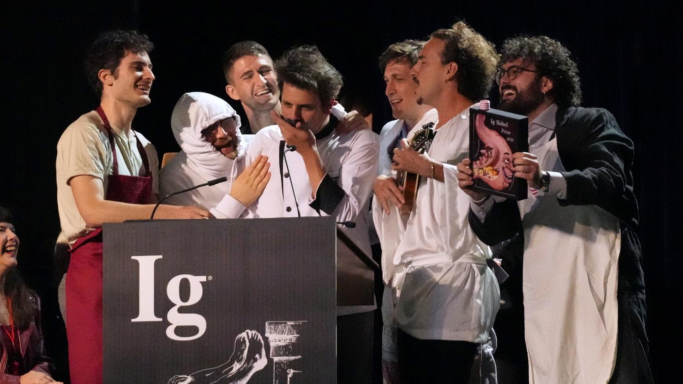 Il premio Ig Nobel per la nutrizione ritirato da D. Dendi, G. H. Segniagbeto, R. Meek e L ... Luiselli per aver studiato in che misura un certo tipo di lucertola sceglie di mangiare determinati tipi di pizza, 18 settembre 2025, Boston