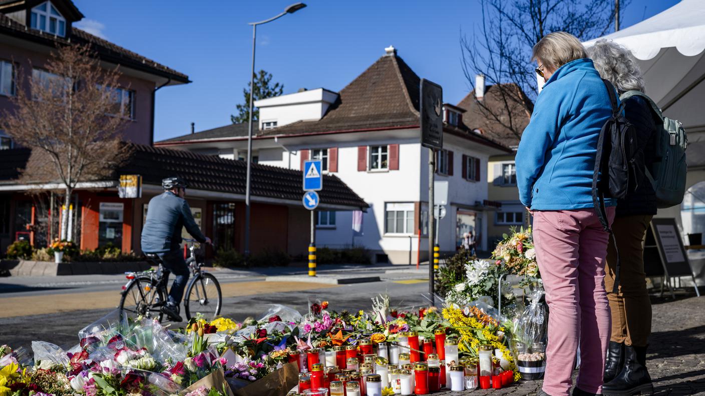 Kerzers, persone in raccoglimento sul luogo del dramma