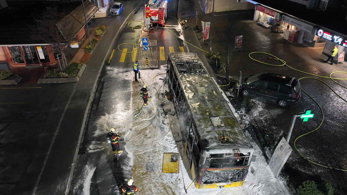 Tre persone all'esterno del bus sono rimaste lievemente ferite, mentre cercavano di soccorrere gli occupanti