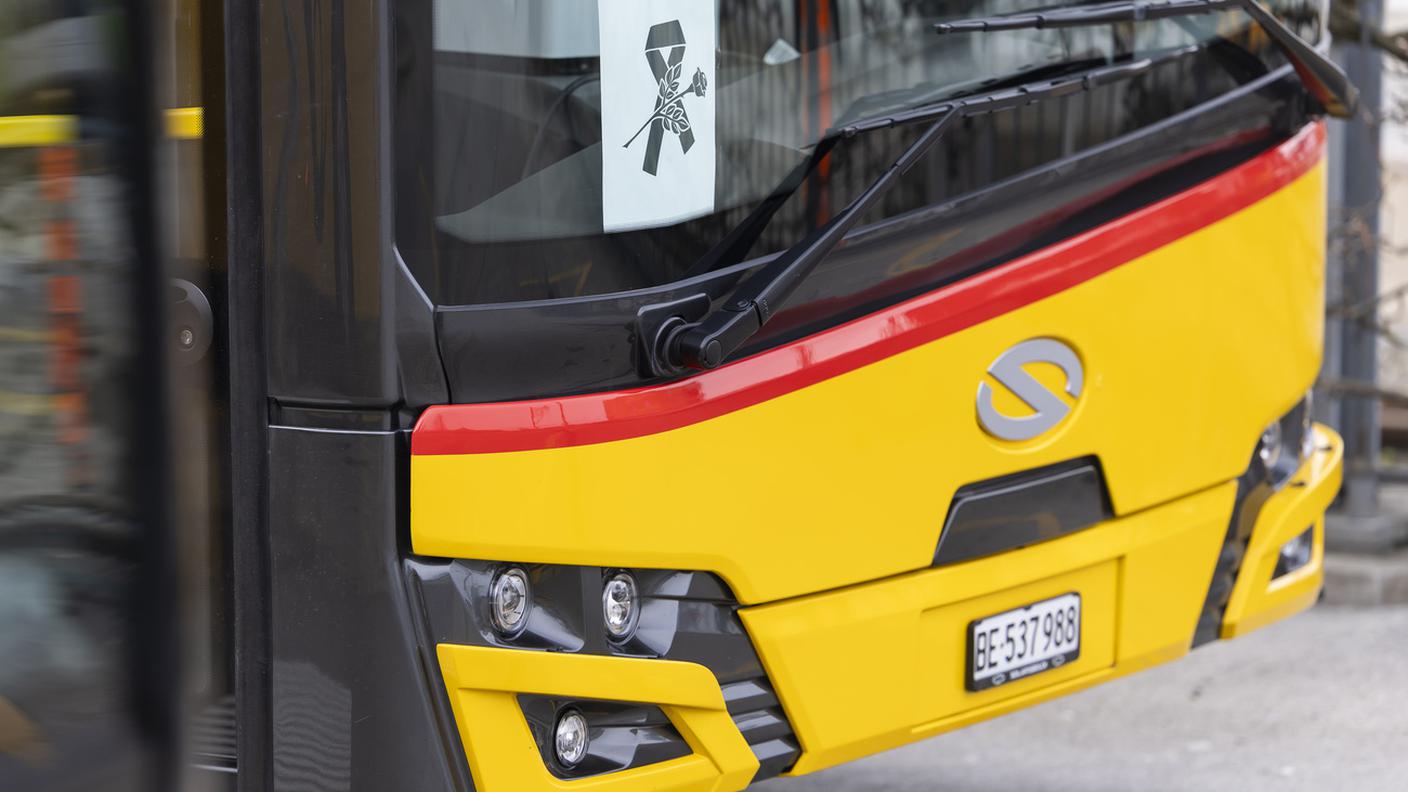 Un manifestino in segno di lutto, oggi, sul parabrezza di un autopostale