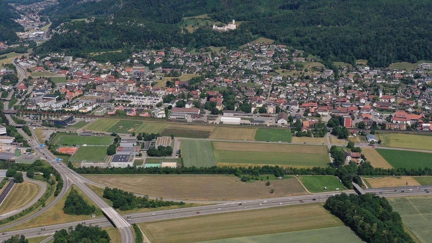 Oesingen, la località solettese è invasa dal traffico parassitario provocato da chi cerca di evitare le code in autostrada ma anche a causa dell'alta densità di magazzini e centri di distribuzione sorti nella regione del Gäu, all'incrocio tra A1 e A2