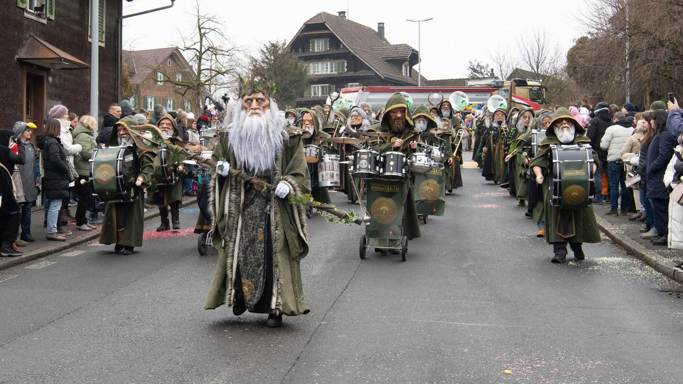 Monster-Guugger Bueri in sfilata al Carnevale 2026