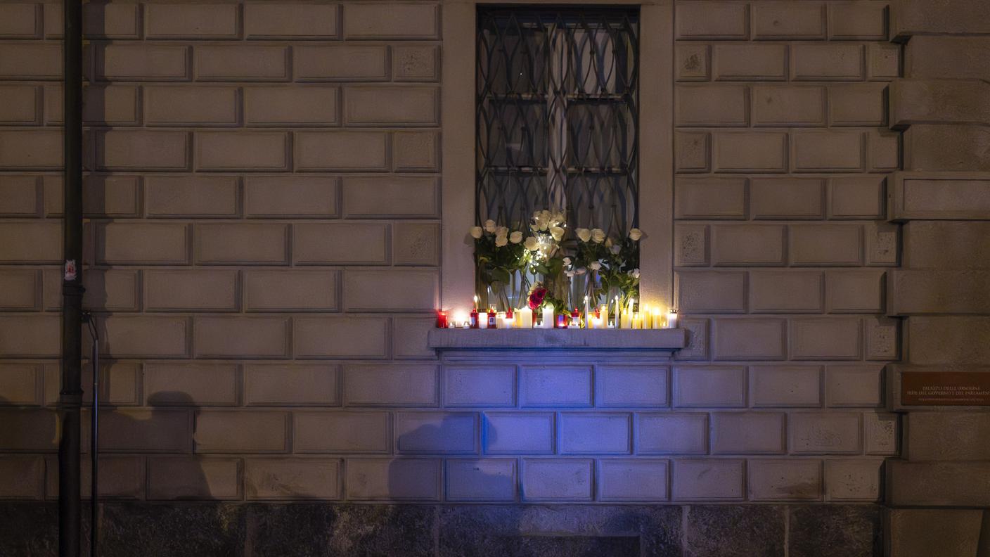 Lumi accesi a Bellinzona in occasione della Giornata nazionale di lutto per l'incendio di Crans-Montana. 9 febbraio 2026.