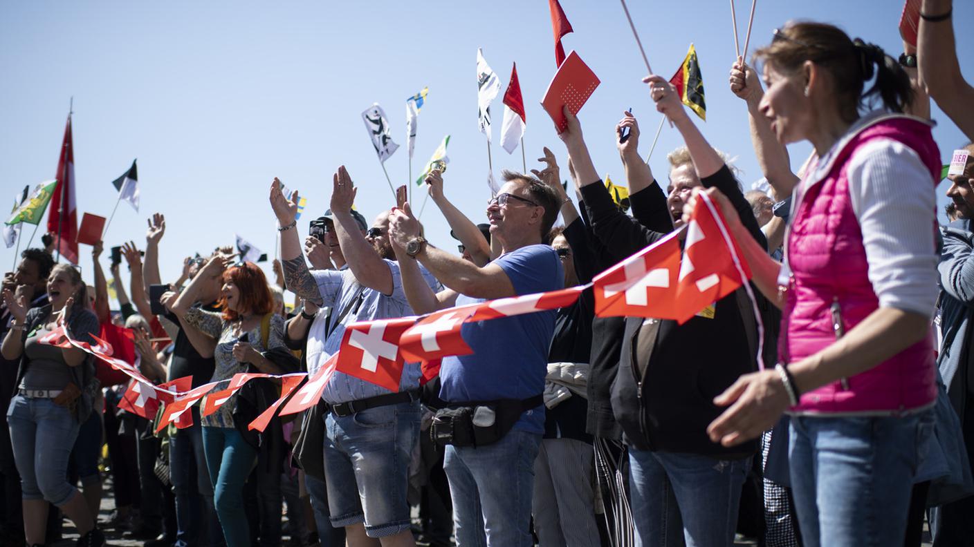 Manifestanti in piazza a Rapperswil-Jona contro le misure restrittive