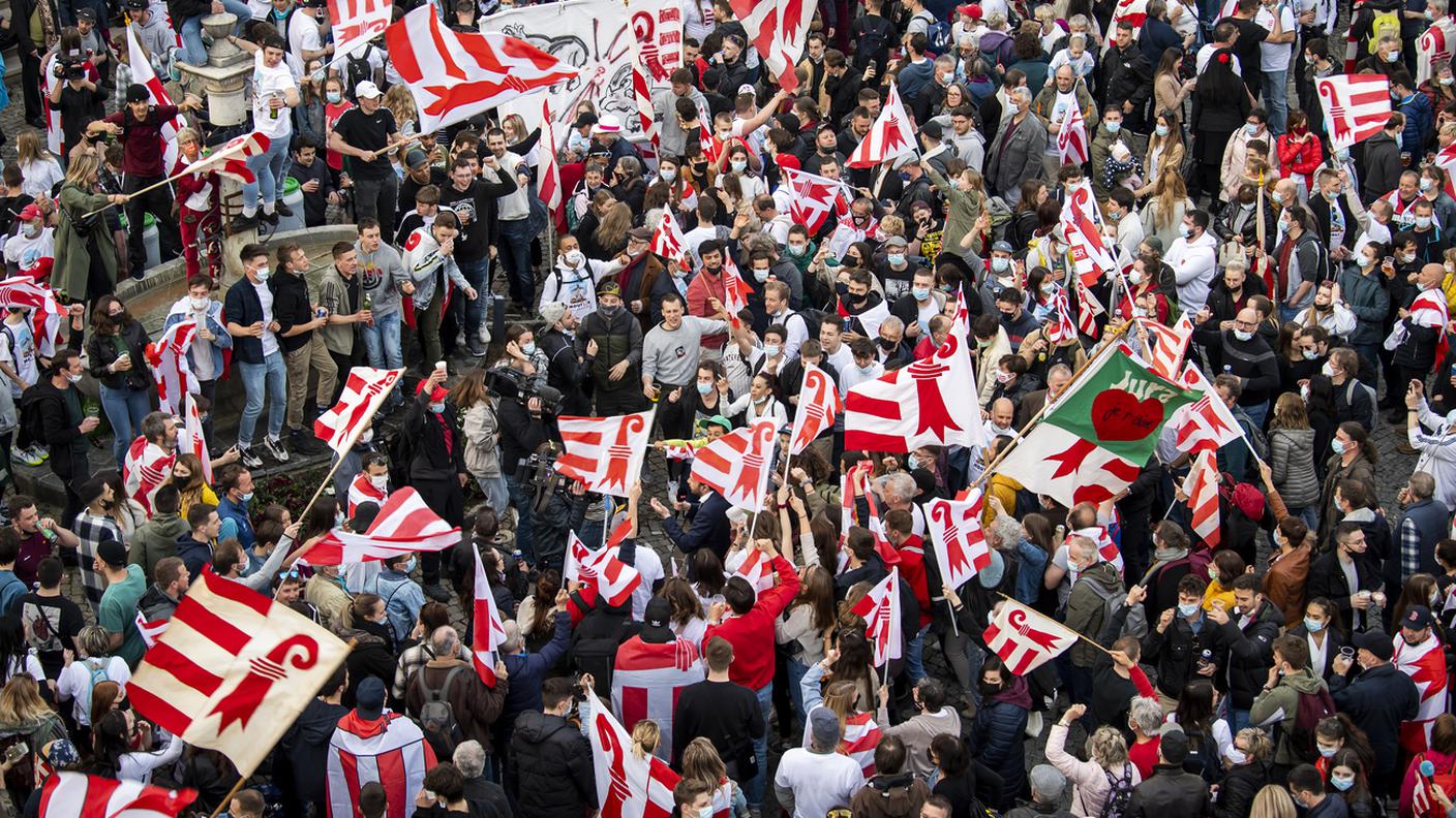 L'assembramento di migliaia di persone per festeggiare l’annessione al Canton Giura il 28 marzo 