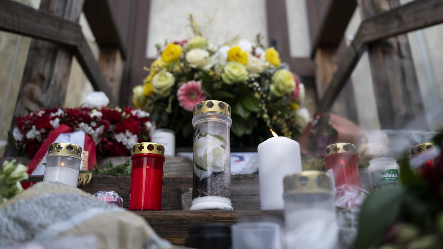 L'omaggio alle vittime dell'incendio