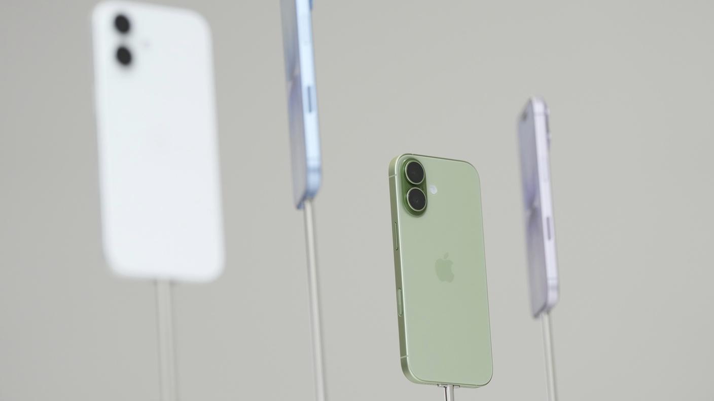 Gli svizzeri preferiscono Apple, ma ora il telefono lo tengono più a lungo