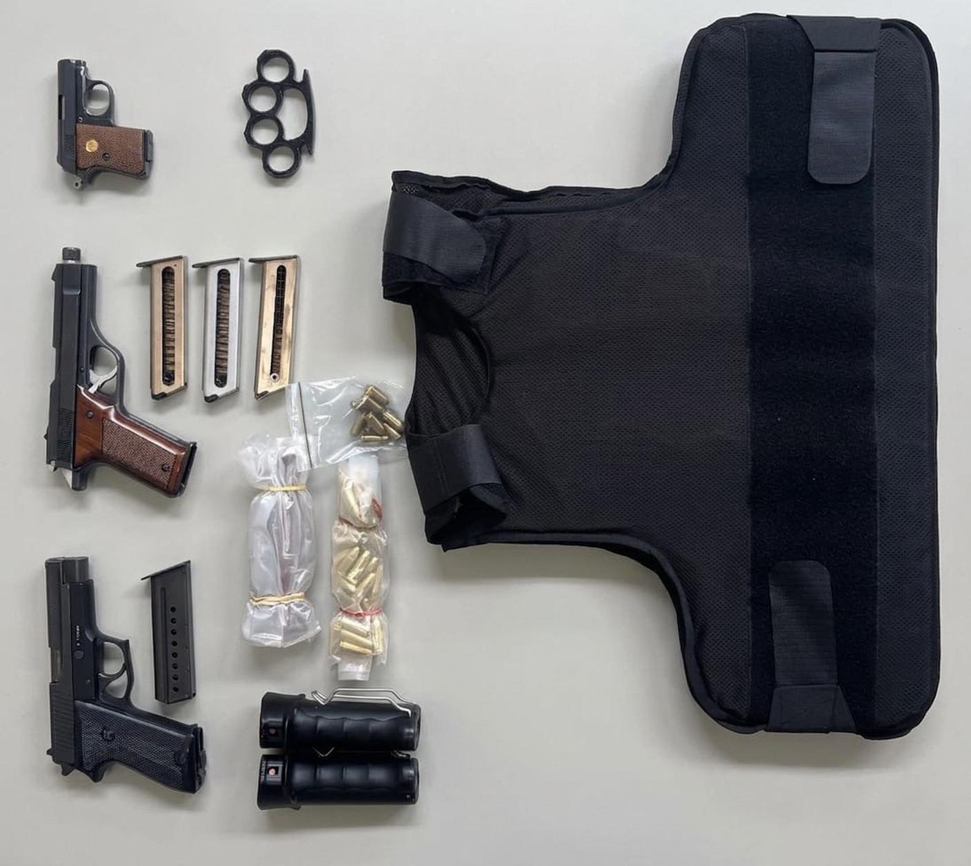 Armi, munizioni e giubbotto antiproiettile sequestrati