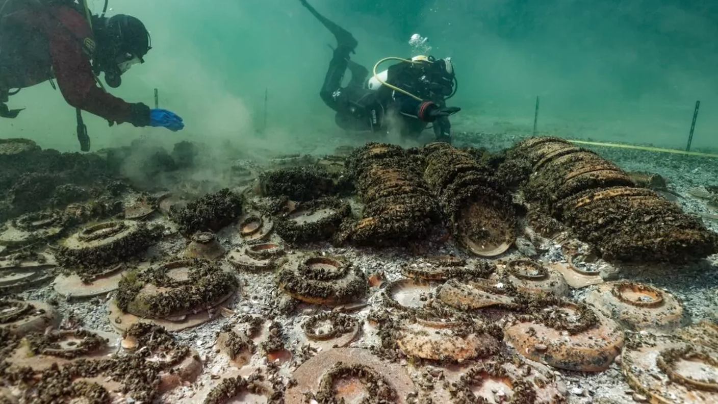 Gli scavi subacquei si stanno svolgendo in un'area lacustre estremamente vulnerabile all'ancoraggio di imbarcazioni. Ciò spiega la discrezione degli archeologi fino al comunicato stampa del 25 marzo 2026.