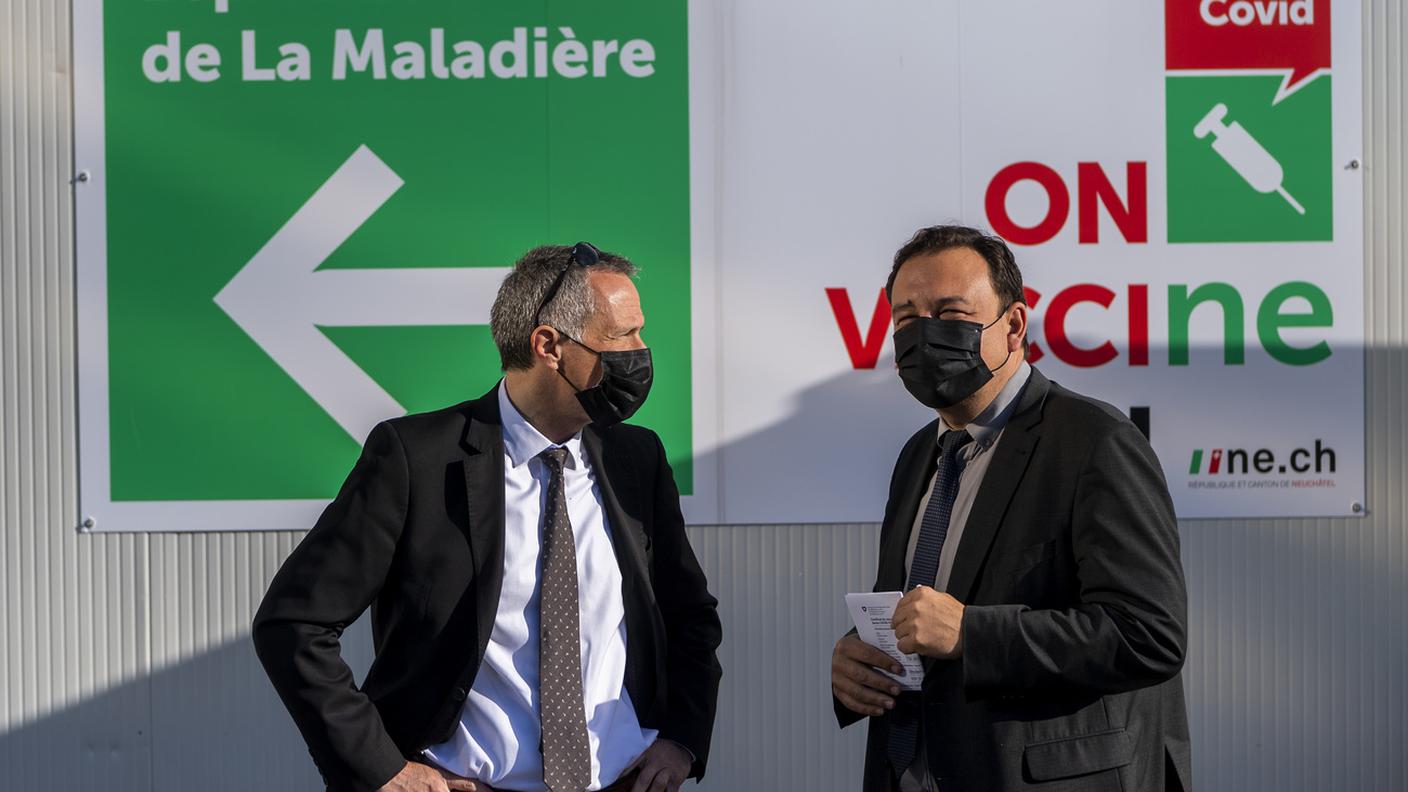 I consiglieri di Stato Laurent Kurth e Jean-Nathanael Karakash dopo la vaccinazione