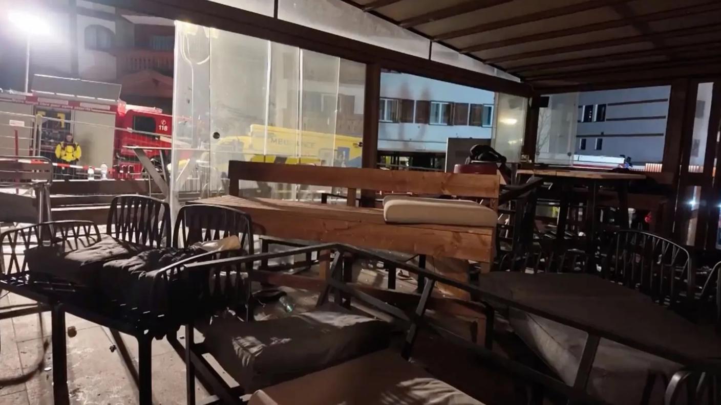 I nuovi imputati devono rispondere di omicidio colposo, lesioni personali colpose e incendio colposo, le stesse accuse mosse contro Jacques e Jessica Moretti, i proprietari del "Le Constellation"