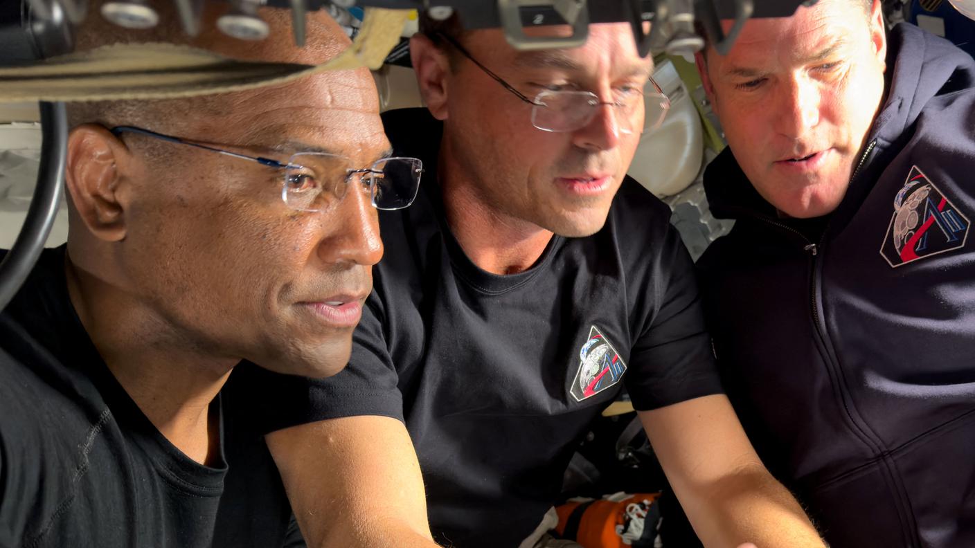 Gli astronauti Reid Wiseman, Victor Glover e Jeremy Hansen si preparano alle ultime tappe della missione