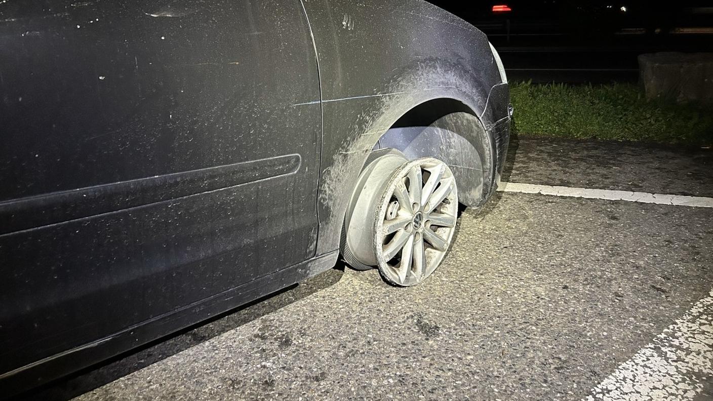 Senza pneumatico sull'A1