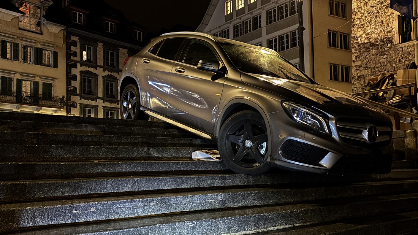 L'auto finita bloccata sulla scalinata