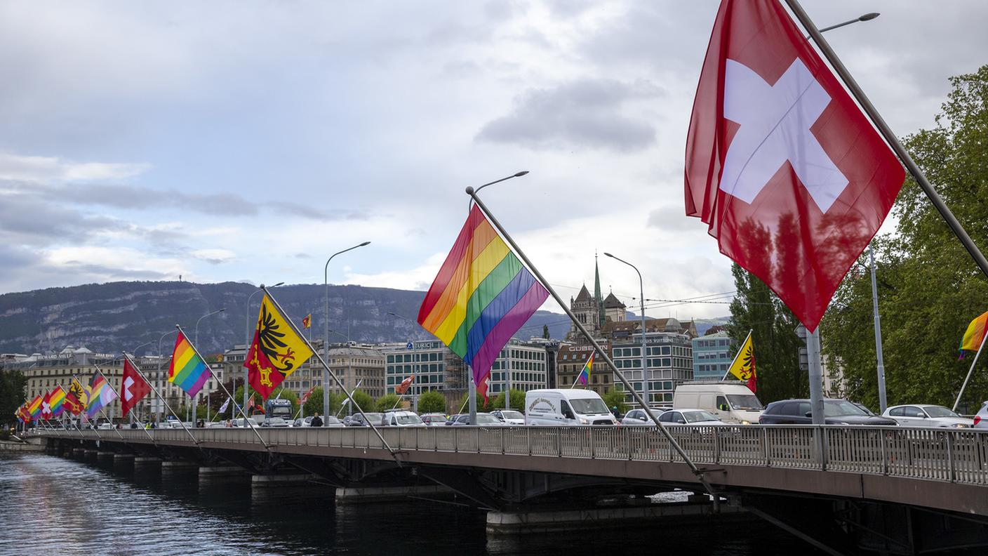 A Ginevra, per esempio, la bandiera arcobaleno è stata esposta sul Ponte del Monte Bianco, tra quella svizzera e quella cantonale 
