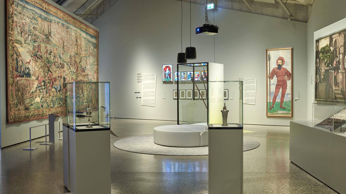 Uno sguardo sulla mostra "Noi e la guerra" con l'arazzo che mostra la sconfitta dei Confederati nella battaglia di Pavia nel 1525