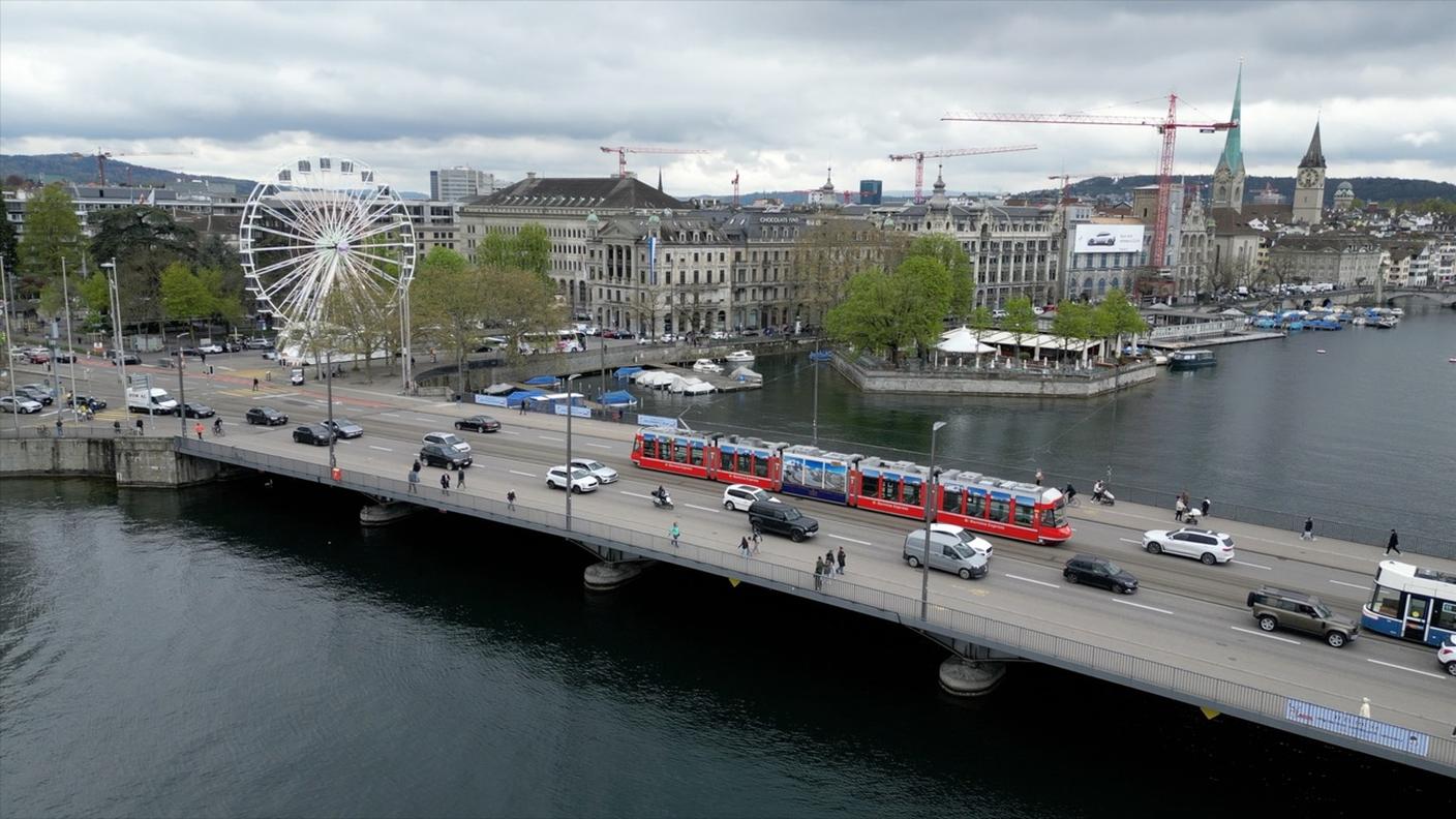 A Zurigo un tram con i colori della Ferrovia retica