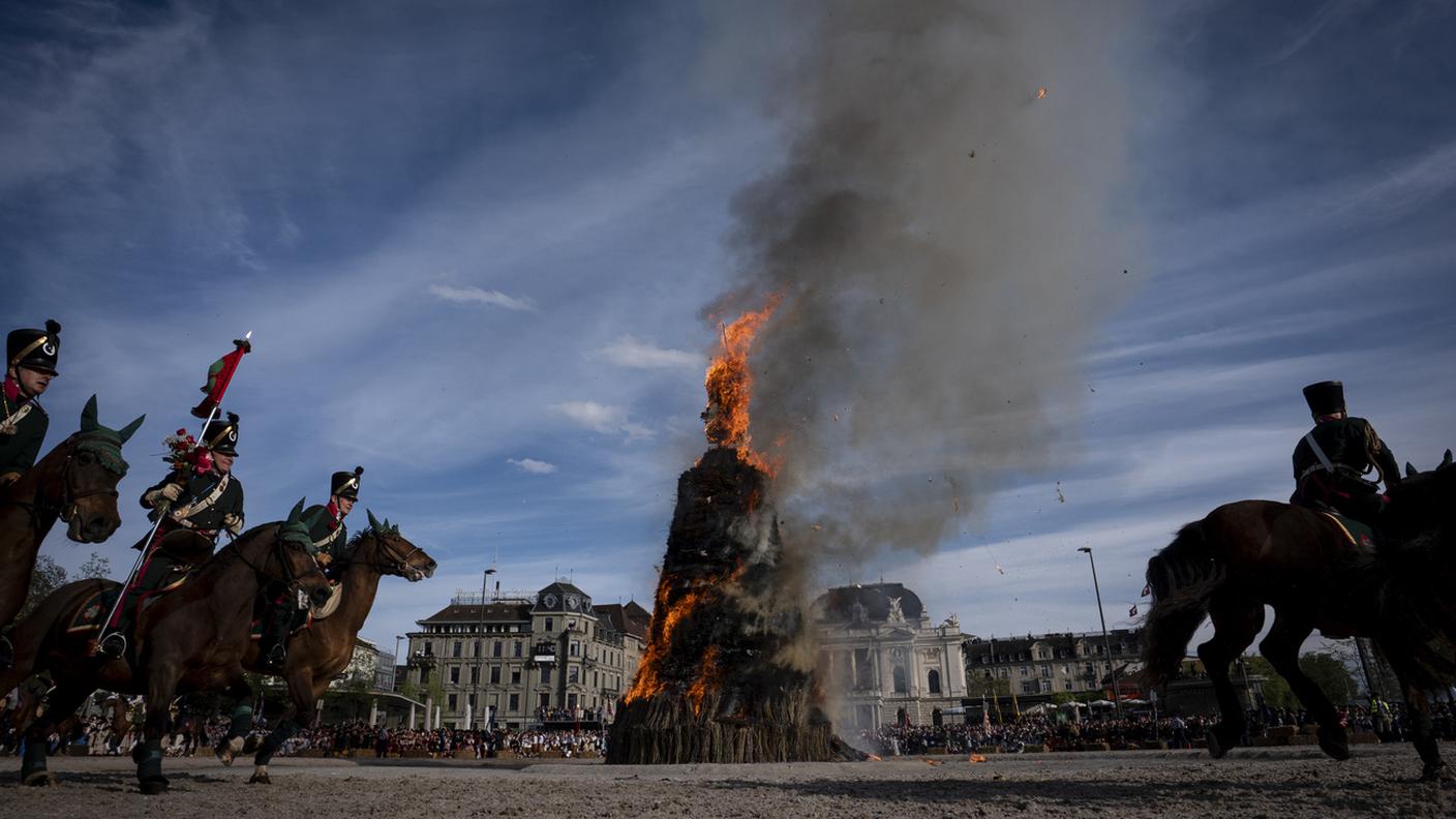 Il Böögg avvolto dalle fiamme