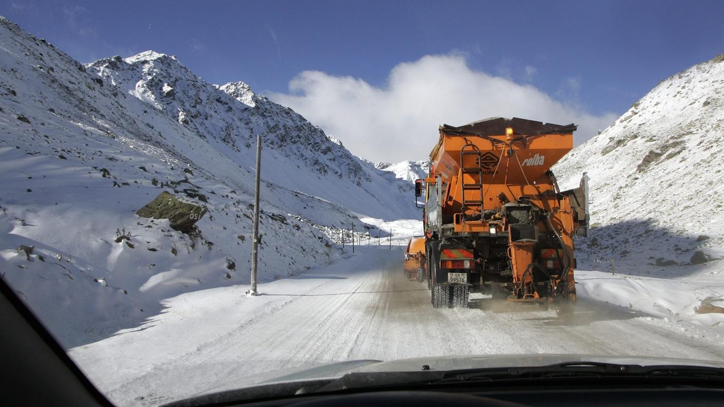 I lavori di pulizia della strada del passo della Flüela in una foto d'archivio